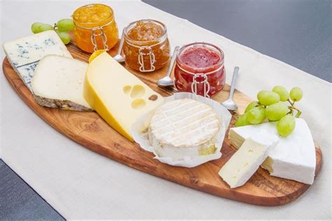 Tabla de quesos variada con mermelada de pimiento