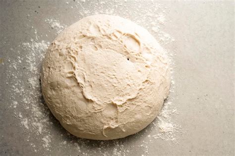 Foto de masa de pan amasándose