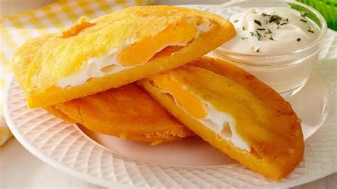 Arepa de huevo costeña con un huevo en su interior