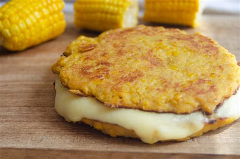 Arepa de choclo con queso derretido