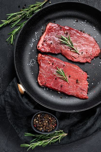 Foto de lomo de res sellándose en una sartén muy caliente