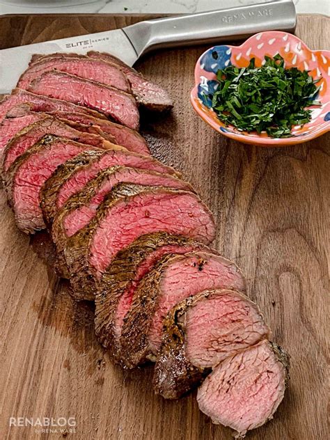 Lomo de res horneado con termómetro de cocina insertado