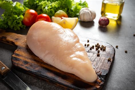 Pechuga de pavo fresca y lista para cocinar