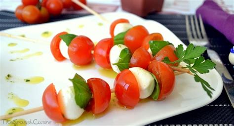 Foto de brochetas Caprese con tomate cherry, mozzarella y albahaca