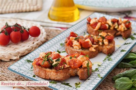 Foto de bruschettas italianas con tomates cherry asados, mozzarella y albahaca