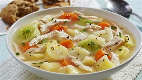 Sopa de pollo liviana con verduras en un tazón