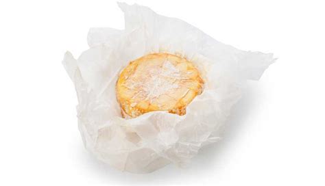 Diferentes tipos de envoltorios para queso (papel encerado, papel especial, recipiente hermético)