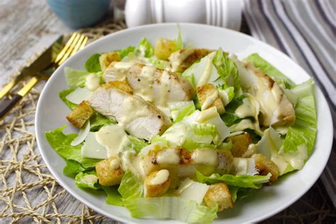 Plato con ensalada César
