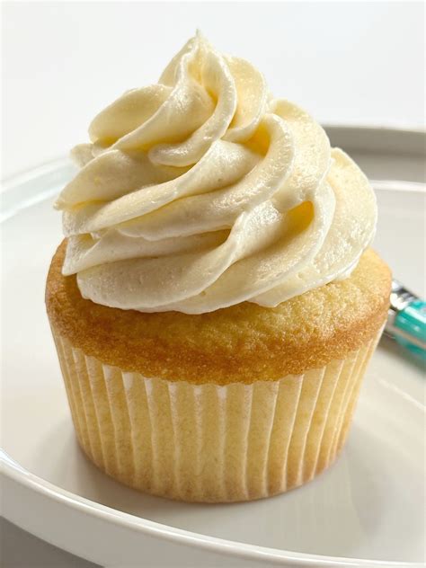 Foto: Decoración de cupcake con buttercream de chocolate blanco