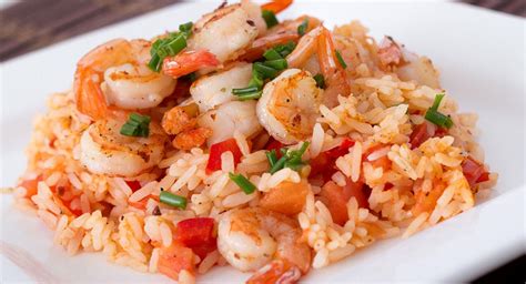 Plato de arroz frito con camarones y cebollino