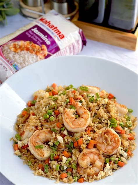 Ingredientes frescos para arroz frito: camarones, vegetales, salsa de soya