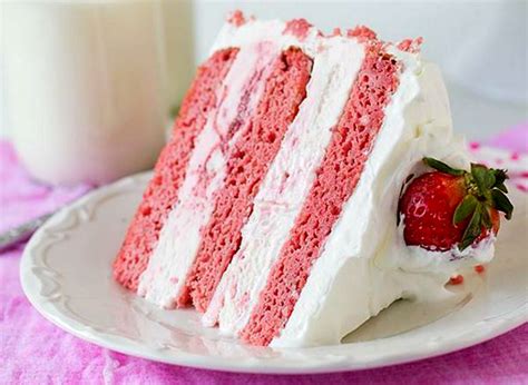 Tarta de fresas con crema chantilly recién hecha
