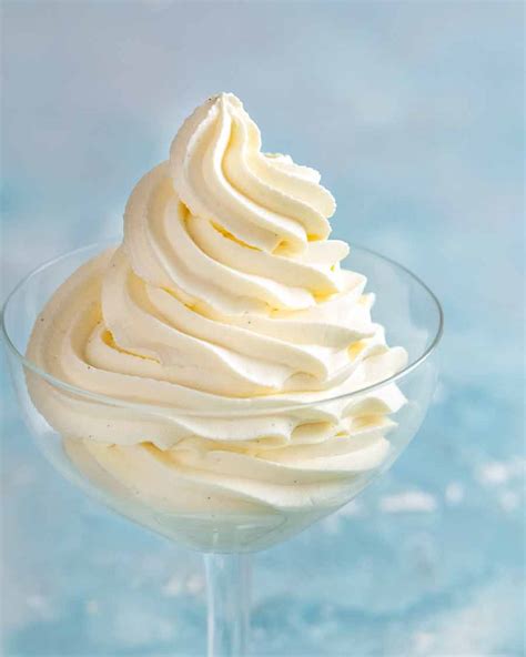 Crema chantilly recién montada y esponjosa