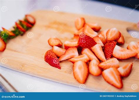 Fresas frescas y cortadas para la tarta