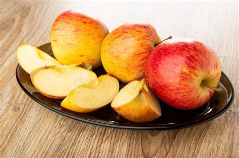 Imagen de referencia: Un plato con trozos de manzana hervida.