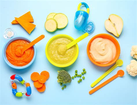 Contenedores de puré de bebé congelado en porciones listos para almacenar