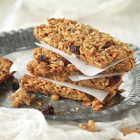 Foto de barritas de cereal caseras con trozos de manzana y canela