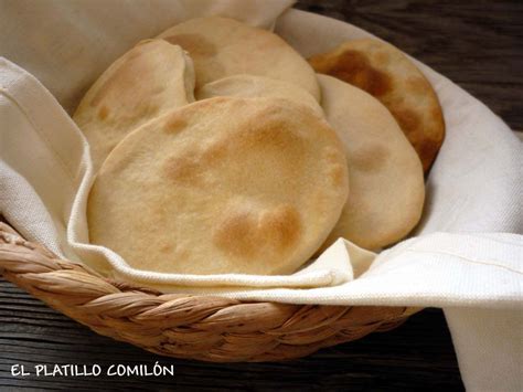 Ilustración de pan ácimo o tortas de pan duro en un contexto rural español antiguo
