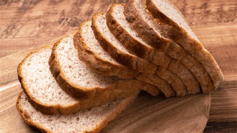 Mosaico de diferentes panes humildes o sustitutos del pan, como tortillas, cazabe y pan sin levadura