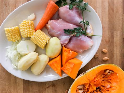 Muestra de ingredientes típicos de una cazuela chilena (choclo, zapallo, papa, carne)