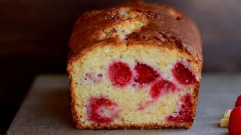 Queque de frambuesa recién horneado y cortado en rebanadas