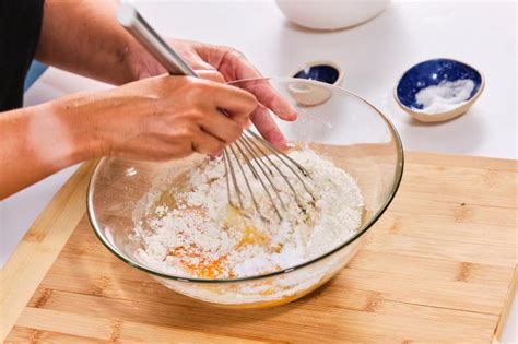 Ingredientes húmedos mezclándose en un bol