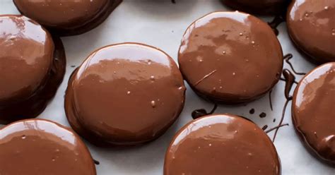 Proceso de baño de chocolate en alfajores