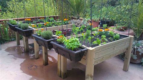 Fotografía de diferentes tipos de contenedores para huertos urbanos, como macetas, mesas de cultivo y jardineras, con enfoque en el sustrato.