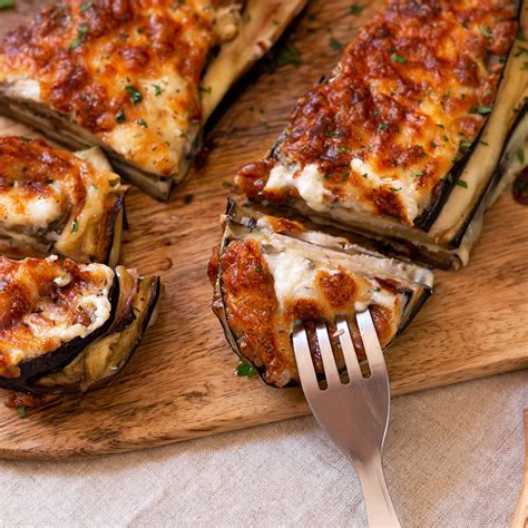 Milhojas de berenjena con jamón y queso listas para gratinar