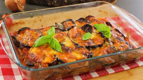Berenjenas a la parmigiana en capas con jamón y queso