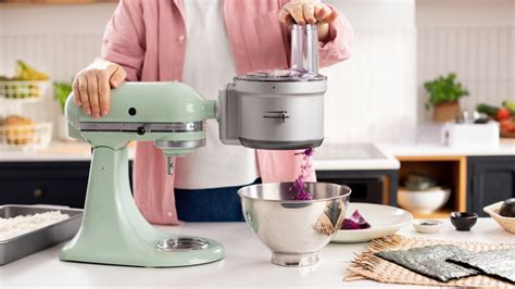 Foto de la batidora KitchenAid con los accesorios de pasta conectados
