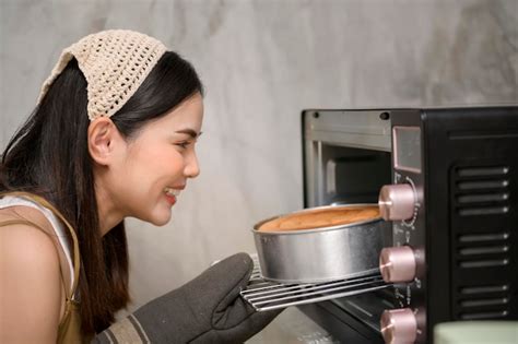 Foto temática de una persona horneando un queque con una batidora de pedestal