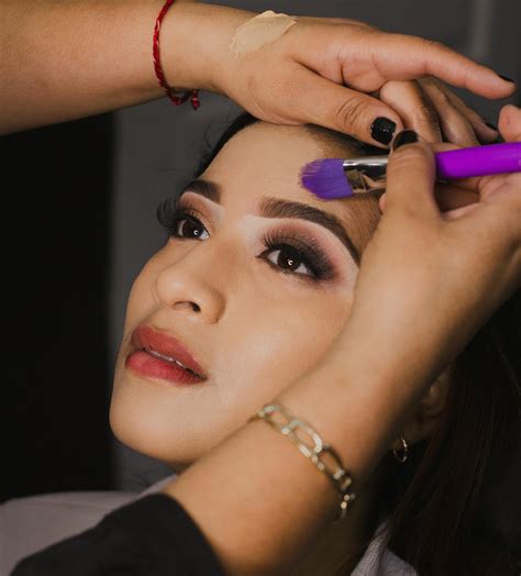 Mujer aplicando maquillaje vegano con envases sostenibles