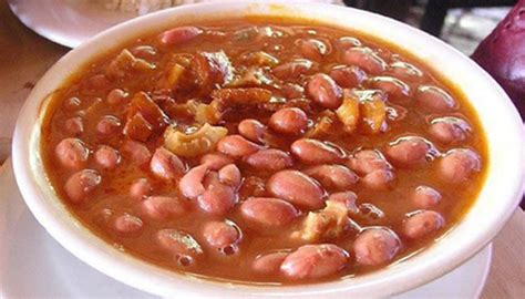 Plato servido de frijoles colombianos con chicharrón y acompañamientos