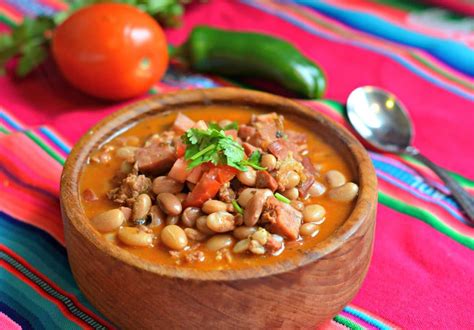 Plato de frijoles charros mexicanos con diversos ingredientes