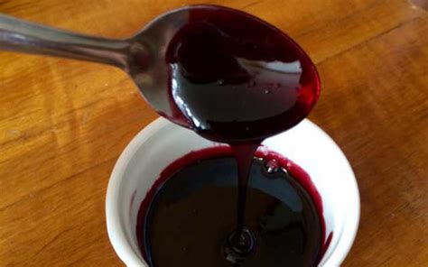 Primer plano de salsa de vino tinto espesa