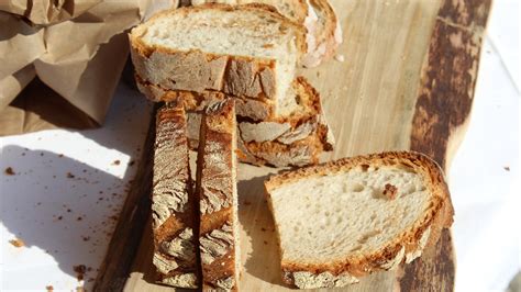 Esquema que muestra el aprovechamiento de sobras de pan seco transformadas en una receta salada gourmet