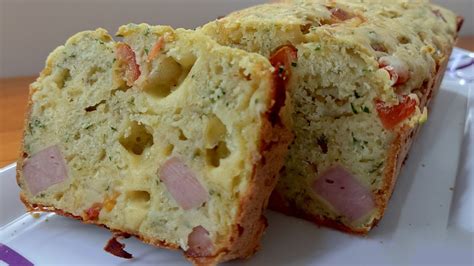 Fotografía gastronómica de una rodaja de budín de pan salado servida con ensalada fresca