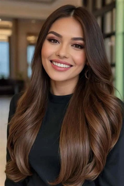 Foto de mujer con cabello color chocolate, mostrando su elegancia y brillo