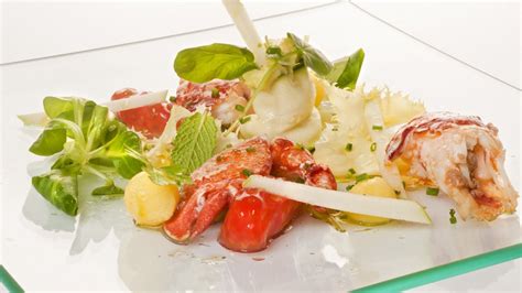 Ensalada gourmet de bogavante con espárragos laminados y brotes tiernos
