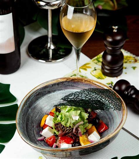 Botellas de vino rosé y espumante ideales para maridar con ensaladas
