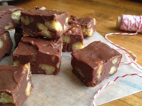Foto de un trozo de dulce de chocolate (fudge) con nueces sobre papel encerado