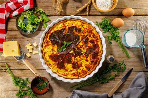 Quiche de harina de maíz terminada con corteza dorada y relleno
