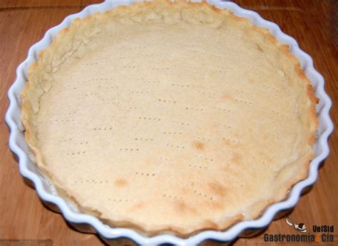 Masa para quiche en el molde con peso para hornear en blanco