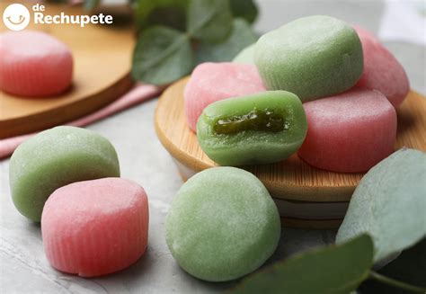Foto de una pila de mochis o dango hechos con harina de arroz glutinoso