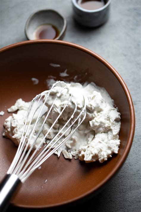 Crema de coco batida en un bol, lista para usar