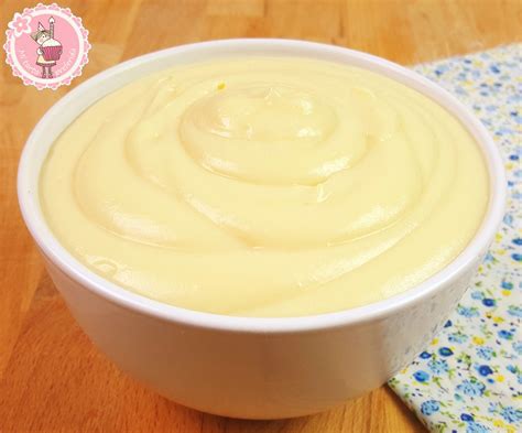 Crema pastelera de coco en un recipiente, enfriándose