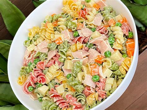 Ingredientes frescos para una ensalada de fideos vibrante