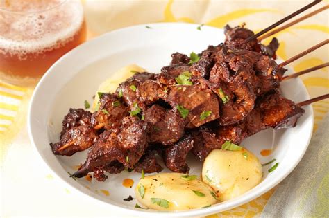 Anticuchos asándose a la perfección