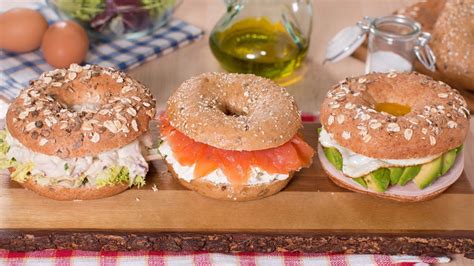 Variedad de bagels con diferentes rellenos: salmón, vegetales, dulce.